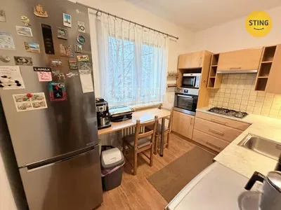 Кухня; кухненски уреди, естествена светлина, модерен стил