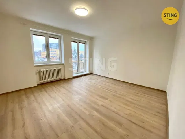 Wohnzimmer; blick, holzboden, tageslicht