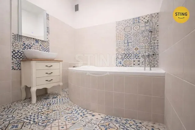 Badezimmer; fliesenboden, renoviert, tageslicht, moderner stil