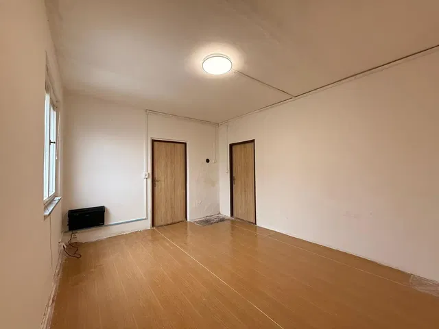 Spavaća soba; drveni pod, prirodna svjetlost