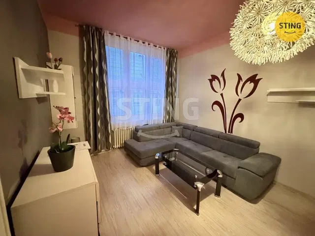 Wohnzimmer; moderner stil, holzboden, tageslicht