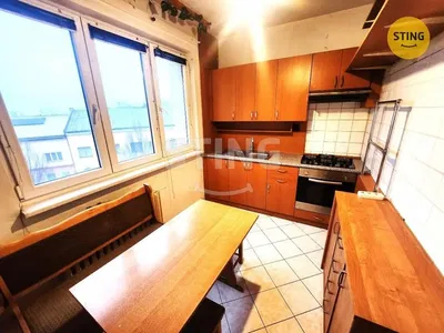 Cuisine; électroménager, carrelage, lumière naturelle