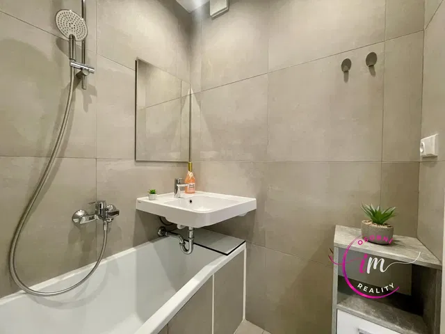 Μπάνιο; πλακάκια, ανακαινισμένο, φυσικό φως, μοντέρνο στυλ