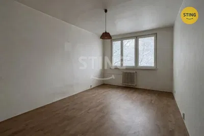 Soggiorno; pavimento in legno, luce naturale, necessita ristrutturazione