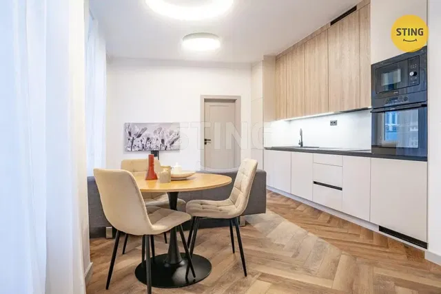 Cuisine; électroménager, parquet, style moderne, lumière naturelle