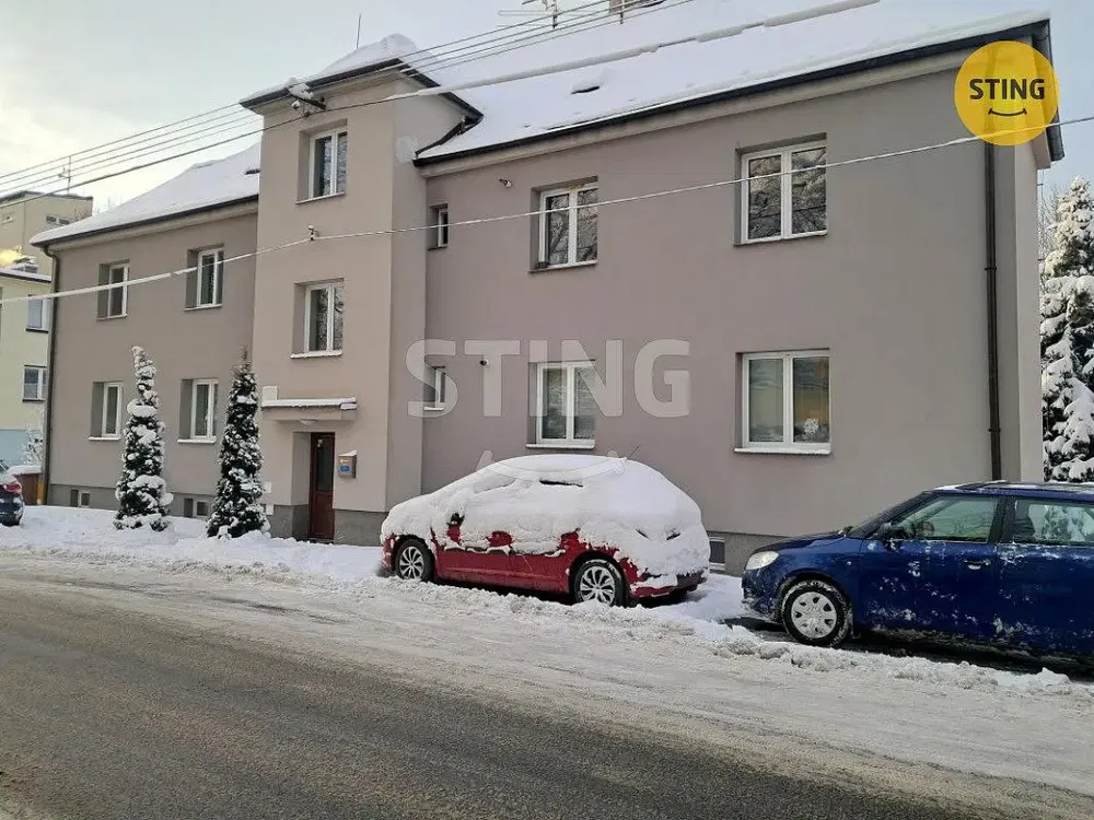 Къща и околности