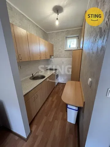 Kuchnia; sprzęt kuchenny, podłoga drewniana, światło dzienne