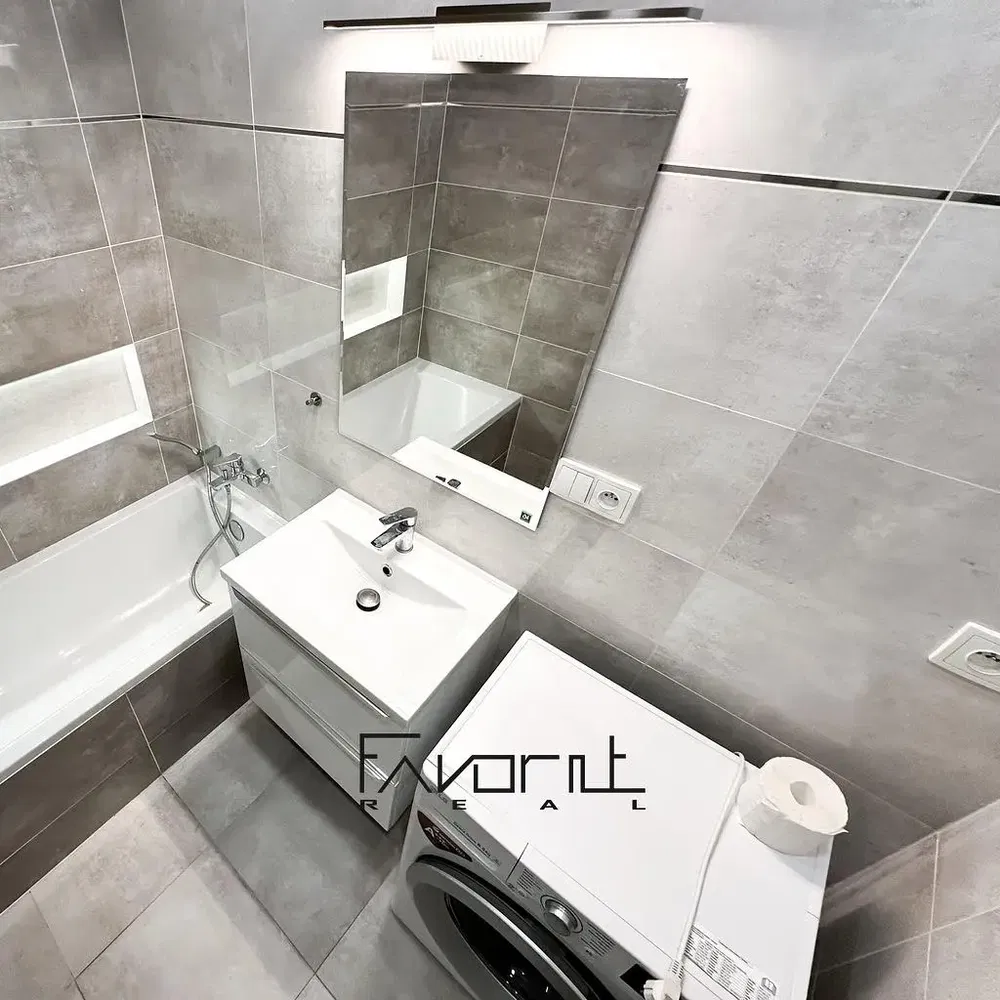 Banyo; fayans zemin, tadilatlı, doğal ışık, modern stil