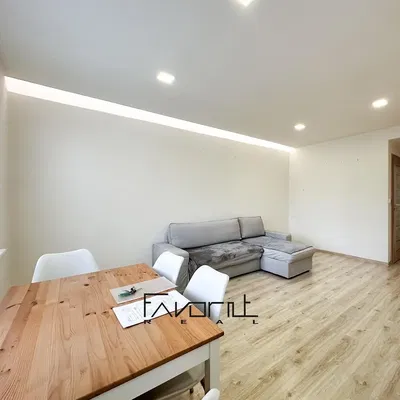 Oturma odası; ahşap zemin, doğal ışık, modern stil