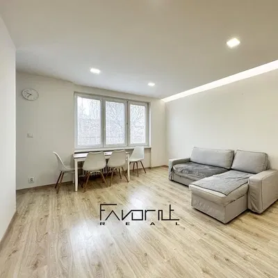 Oturma odası; ahşap zemin, doğal ışık, modern stil