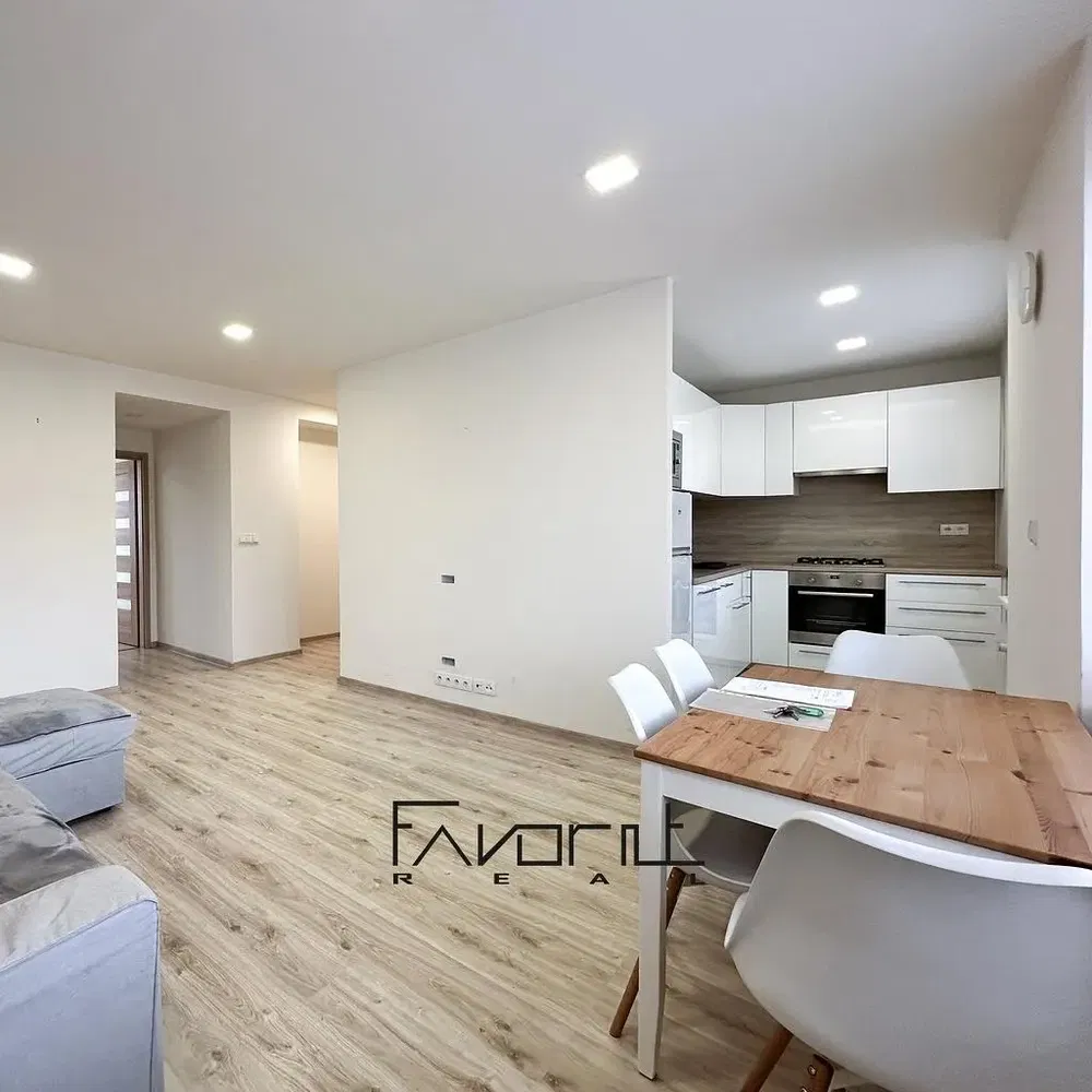 Mutfak; ahşap zemin, doğal ışık, modern stil, mutfak aletleri