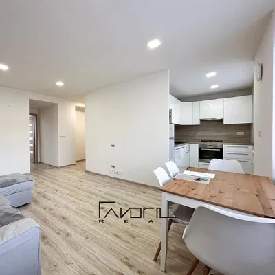 Mutfak; ahşap zemin, doğal ışık, modern stil, mutfak aletleri