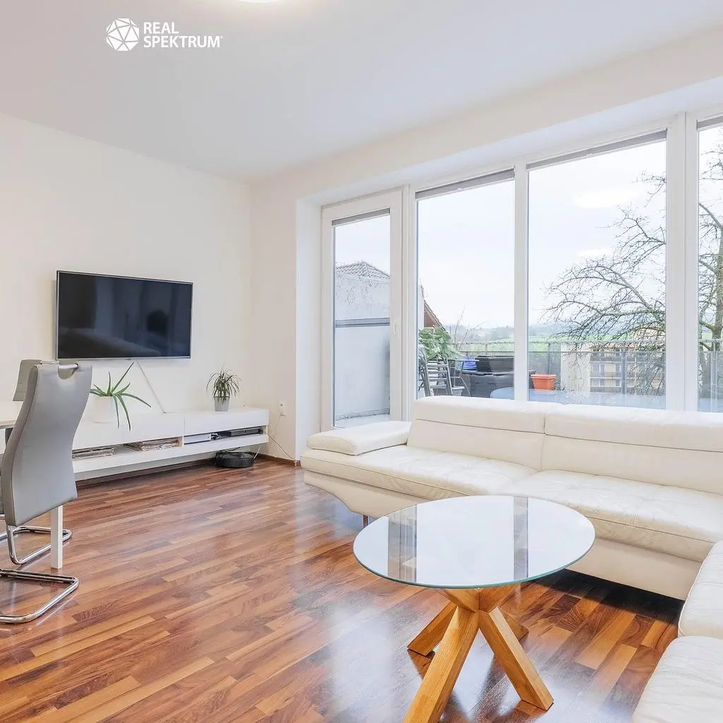 Obývací pokoj; výhled, přirozené světlo, moderní styl, dřevěná podlaha