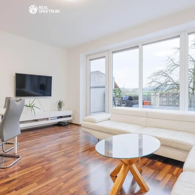 Woonkamer; uitzicht, natuurlijk licht, moderne stijl, houten vloer