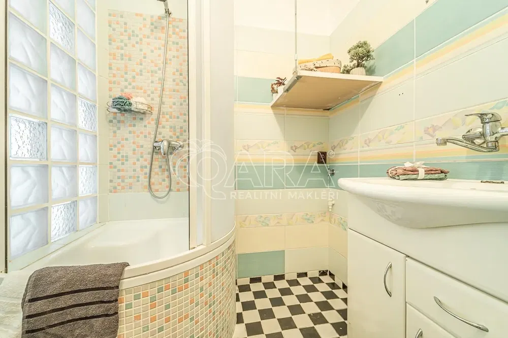 Badezimmer; fliesenboden, renoviert, tageslicht, moderner stil