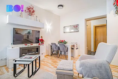 Oturma odası; modern stil, ahşap zemin, doğal ışık