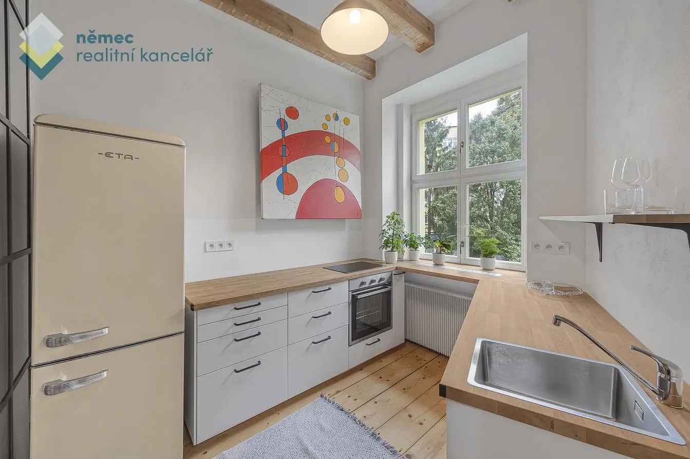 Küche; küchengeräte, holzboden, tageslicht, moderner stil
