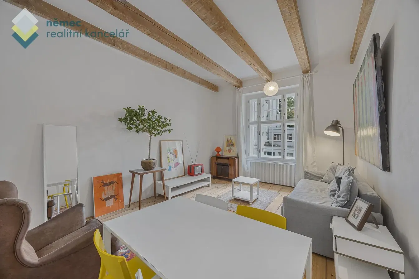 Wohnzimmer; holzbalken, tageslicht, moderner stil