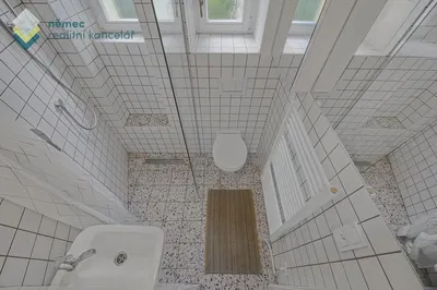 Badezimmer; fliesenboden, tageslicht, renoviert