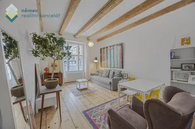 Wohnzimmer; holzbalken, holzboden, tageslicht, moderner stil