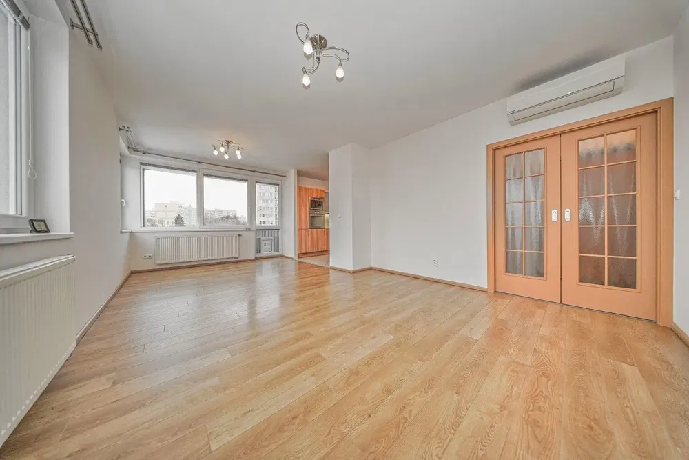 Salon; vue, parquet, lumière naturelle, style moderne