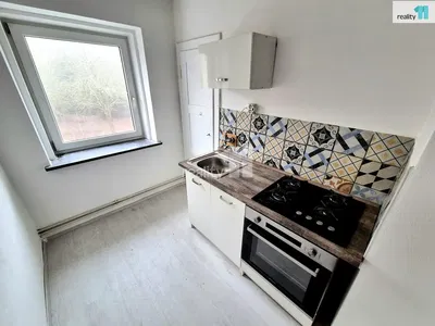 Кухня; кухненски уреди, плочки, гледка, естествена светлина