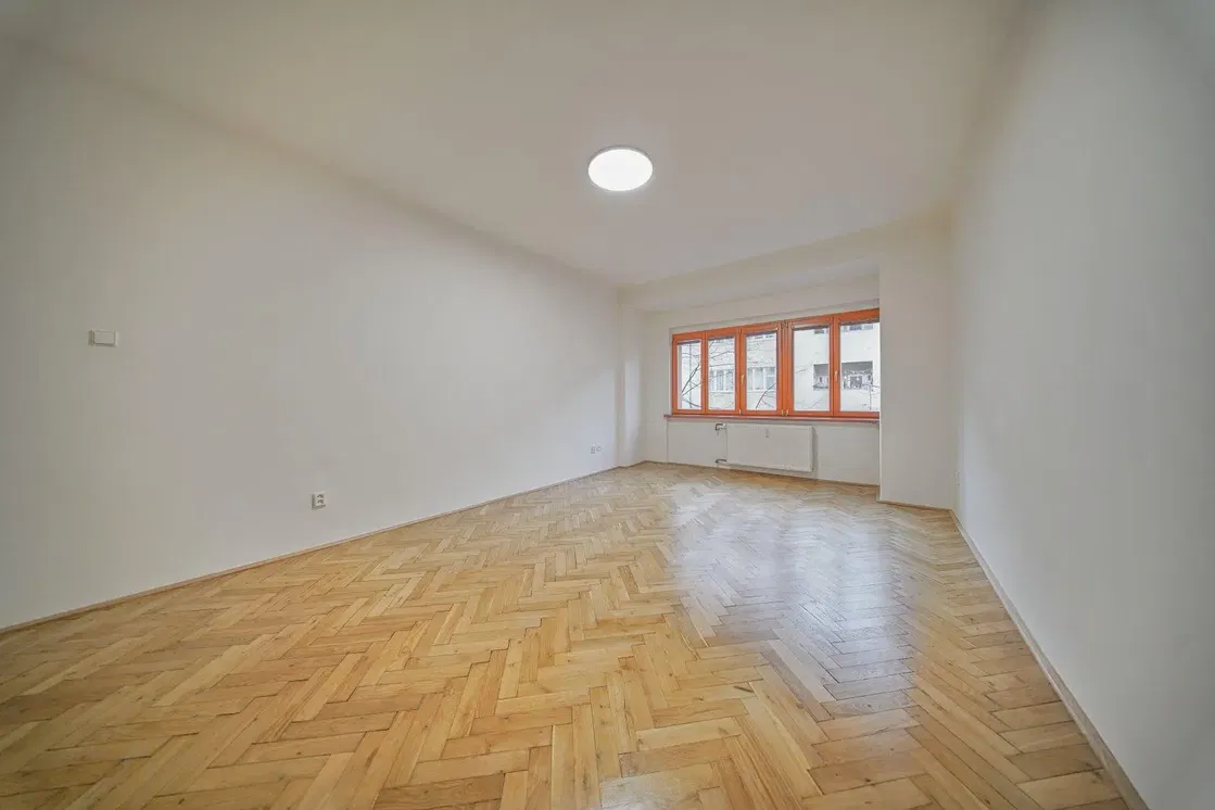 Obývačka; drevená podlaha, prirodzené svetlo