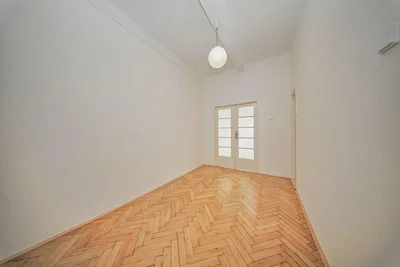 Obývačka; drevená podlaha, prirodzené svetlo