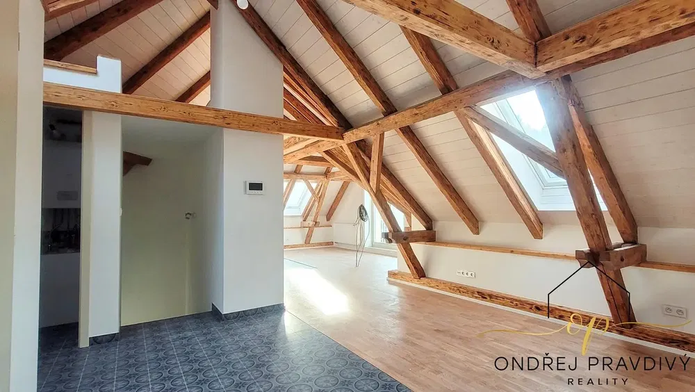 Quarto de criança; vigas de madeira, teto alto, luz natural, chão de azulejo, chão de madeira