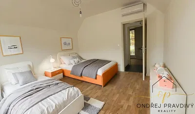 Quarto; chão de madeira, luz natural, estilo moderno