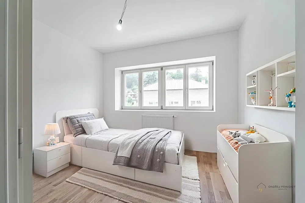 Spavaća soba; prirodna svjetlost, drveni pod, moderan stil