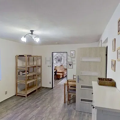 Трапезария; дървен под, естествена светлина