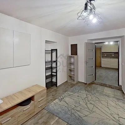 Хол; плочки, естествена светлина