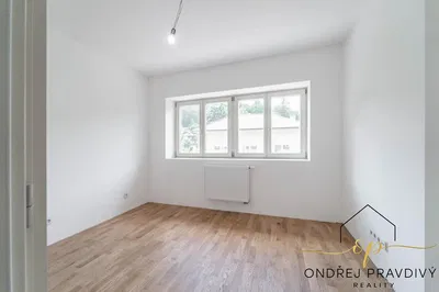 Spavaća soba; prirodna svjetlost, drveni pod, renoviran