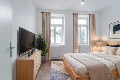 Spavaća soba; prirodna svjetlost, moderan stil, drveni pod