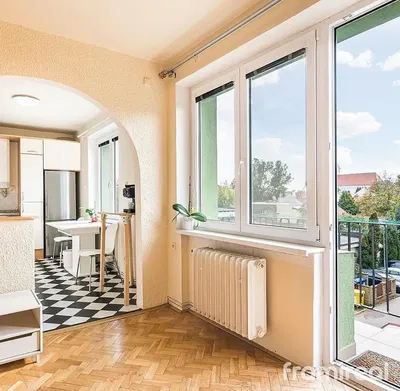 Кухня; гледка, дървен под, естествена светлина