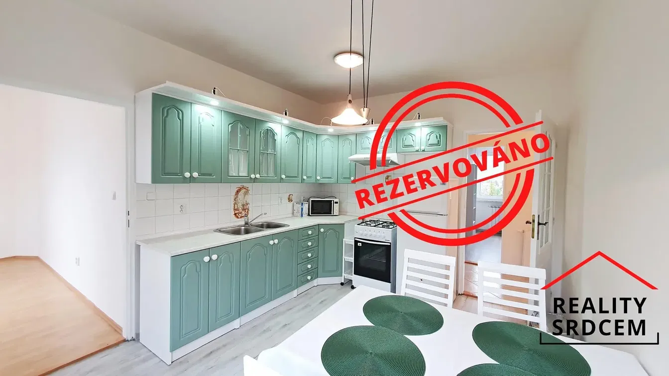 Кухиња; кухињски апарати, плочице, дрвени под, реновиран, природно светло