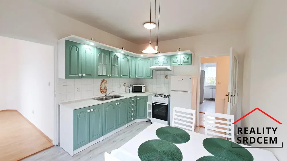 Кухиња; кухињски апарати, плочице, дрвени под, природно светло, модерни стил, реновиран