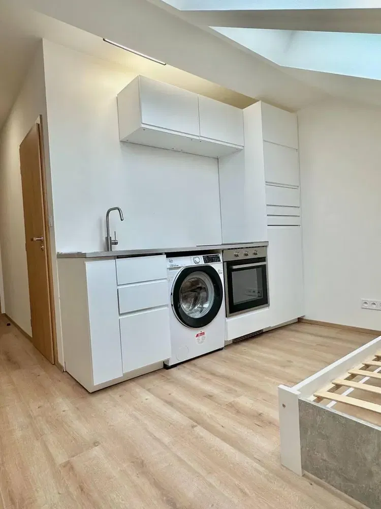 Kitchen; kitchen appliances, natural light