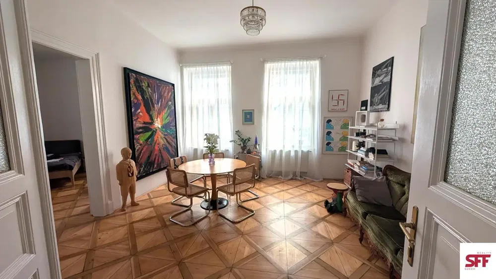 Living room; wood floor, natural light, modern style
