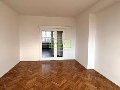 Хол; дървен под, естествена светлина