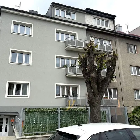 Къща и околности