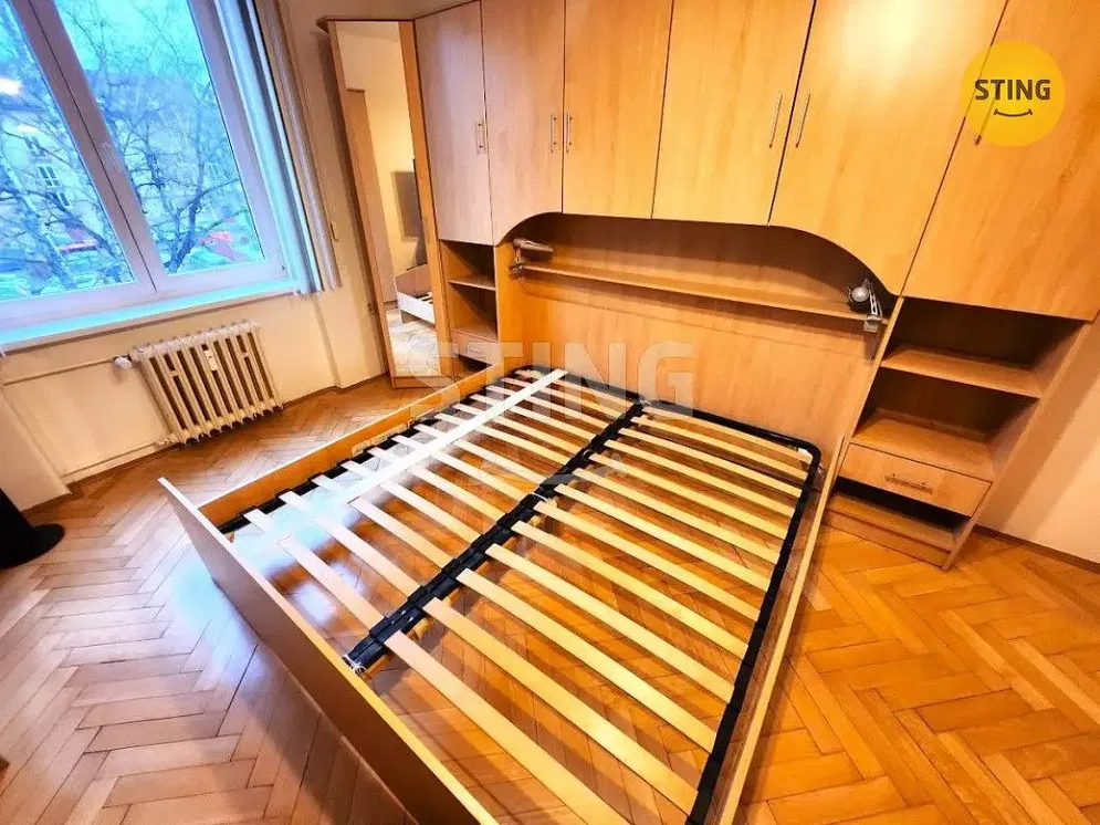 Schlafzimmer; holzboden, tageslicht