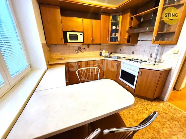 Cozinha; eletrodomésticos, chão de azulejo