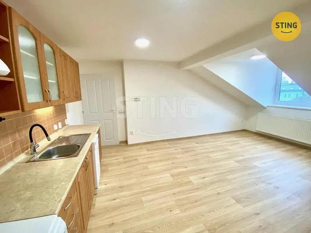 Кухня; дървен под, естествена светлина