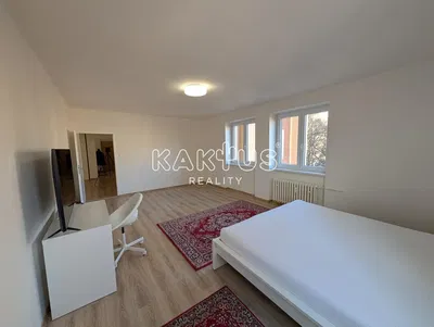 Dormitorio; luz natural, suelo de madera