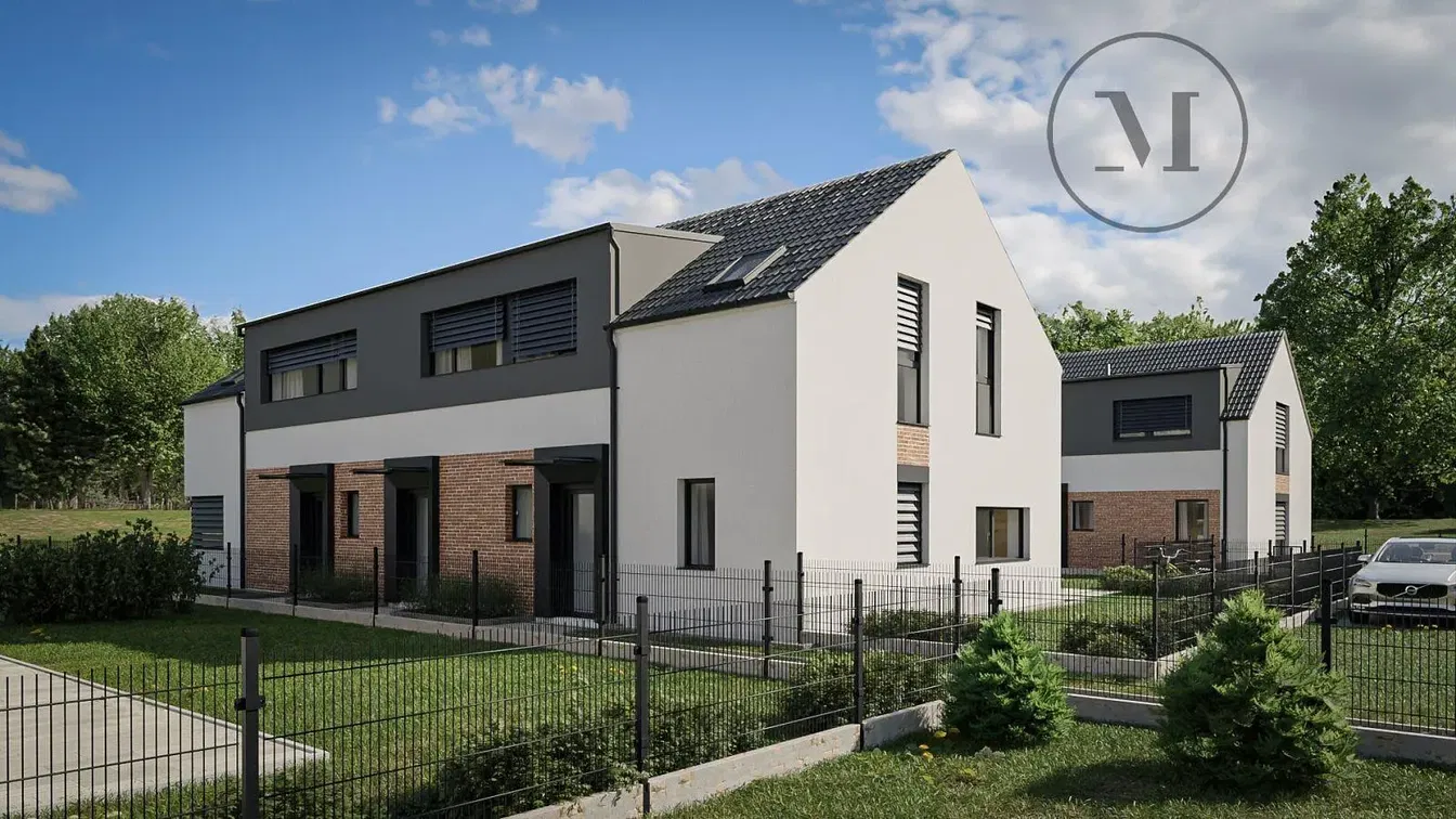 Къща и околности