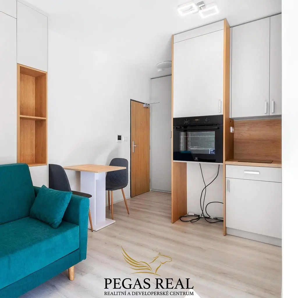 Cucina; stile moderno, pavimento in legno, ristrutturato, luce naturale