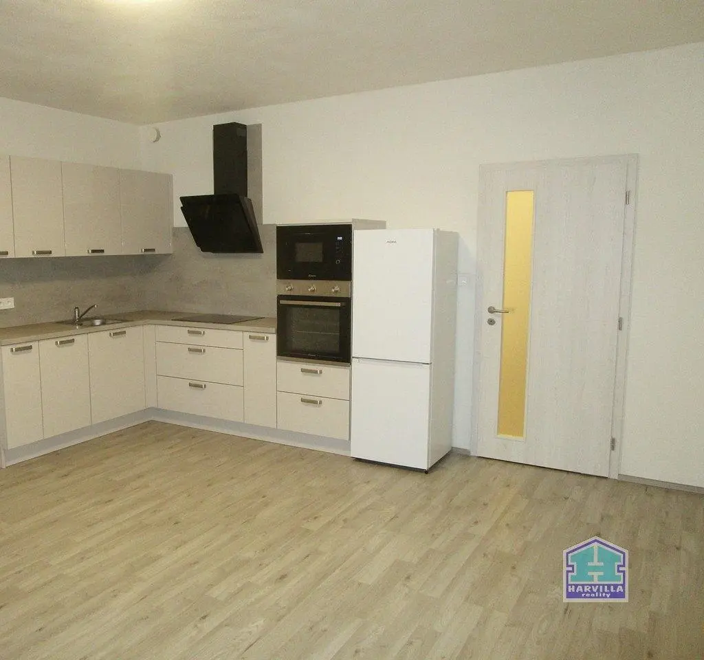 Кухня; кухненски уреди, дървен под, ремонтиран, естествена светлина