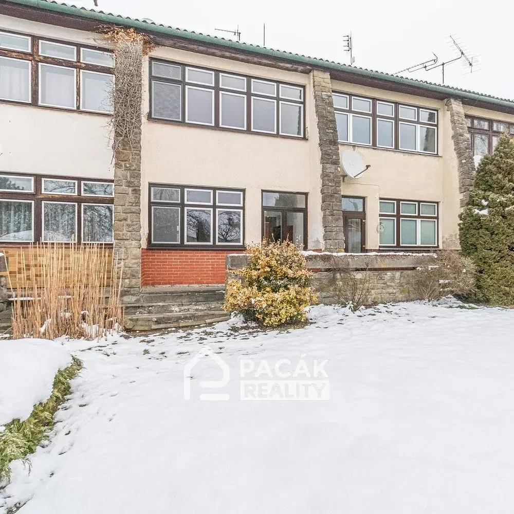 Къща и околности; естествена светлина